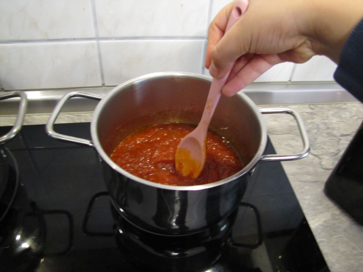 Tomatensoße umrühren